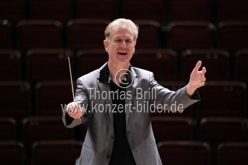 Deutsche Dirigent Christoph Poppen leitet das Kölner Kammerorchester in der Philharmonie Köln (&copy; Thomas Brill)